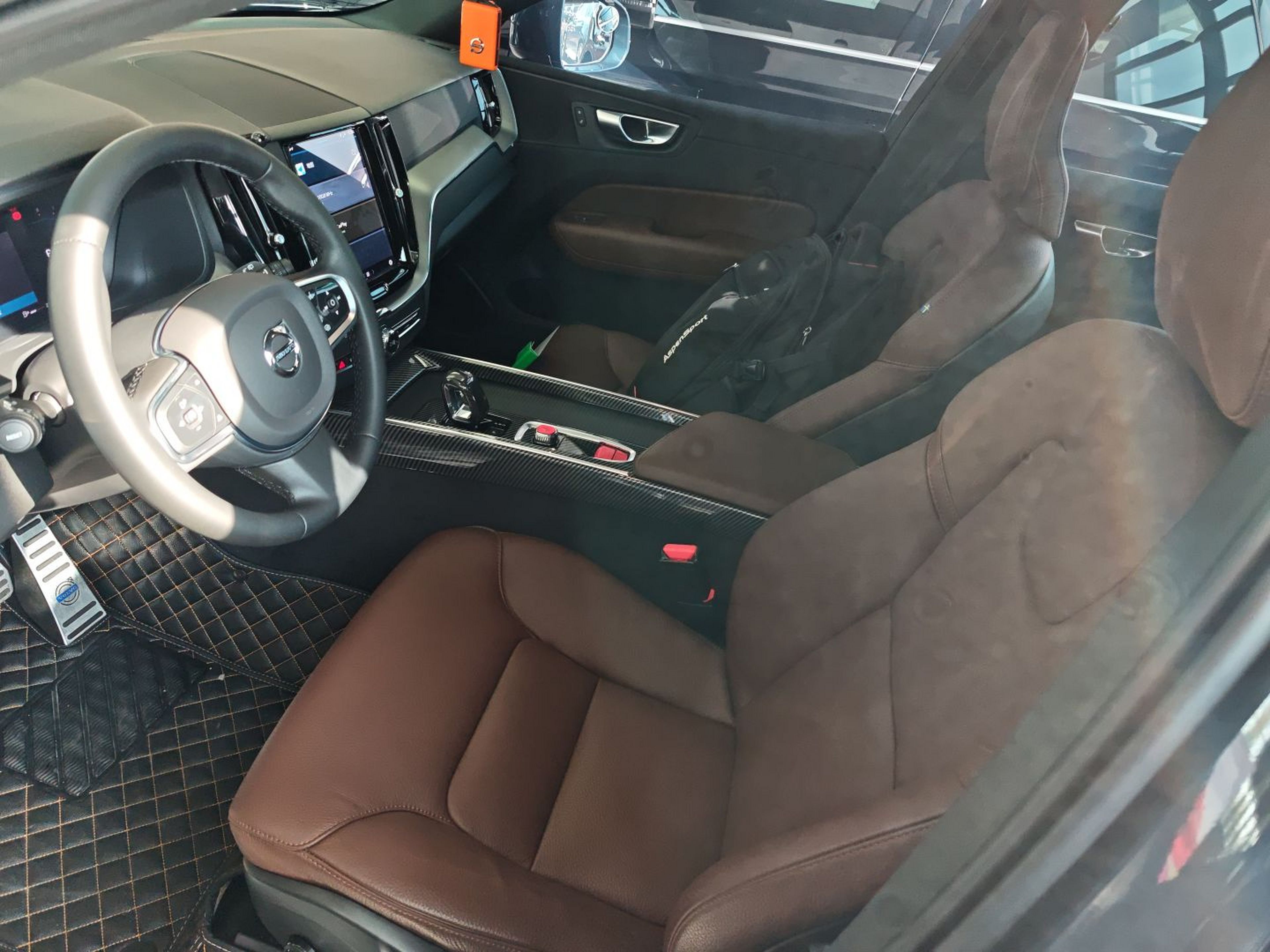 Переднее сиденье в автомобиле