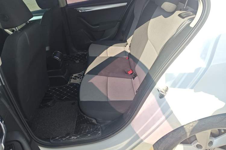 Used Skoda Octavia 2017 1.6L Manual Front-Wheel-Drive Version
