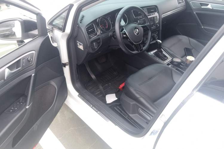 Used Volkswagen Golf 2017 1.6L Automatic Comfort Million-Vehicle Anniversary Edition
