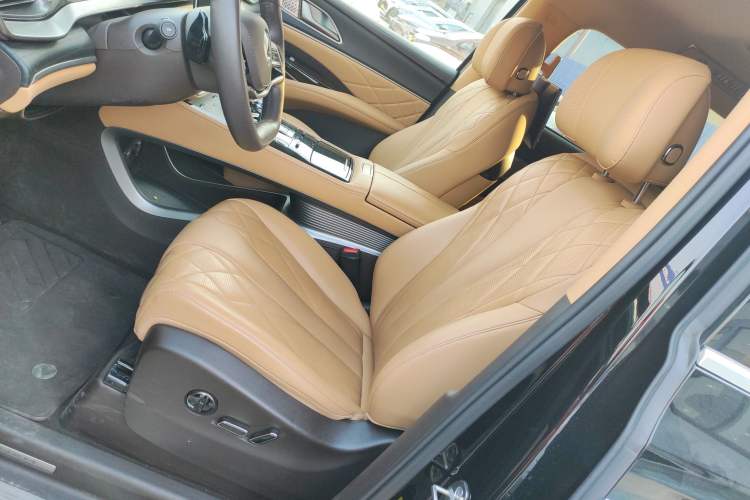 Used Denza D9 2025 DM-i Intelligent Drive 1020 Four-Wheel Drive Flagship Model
