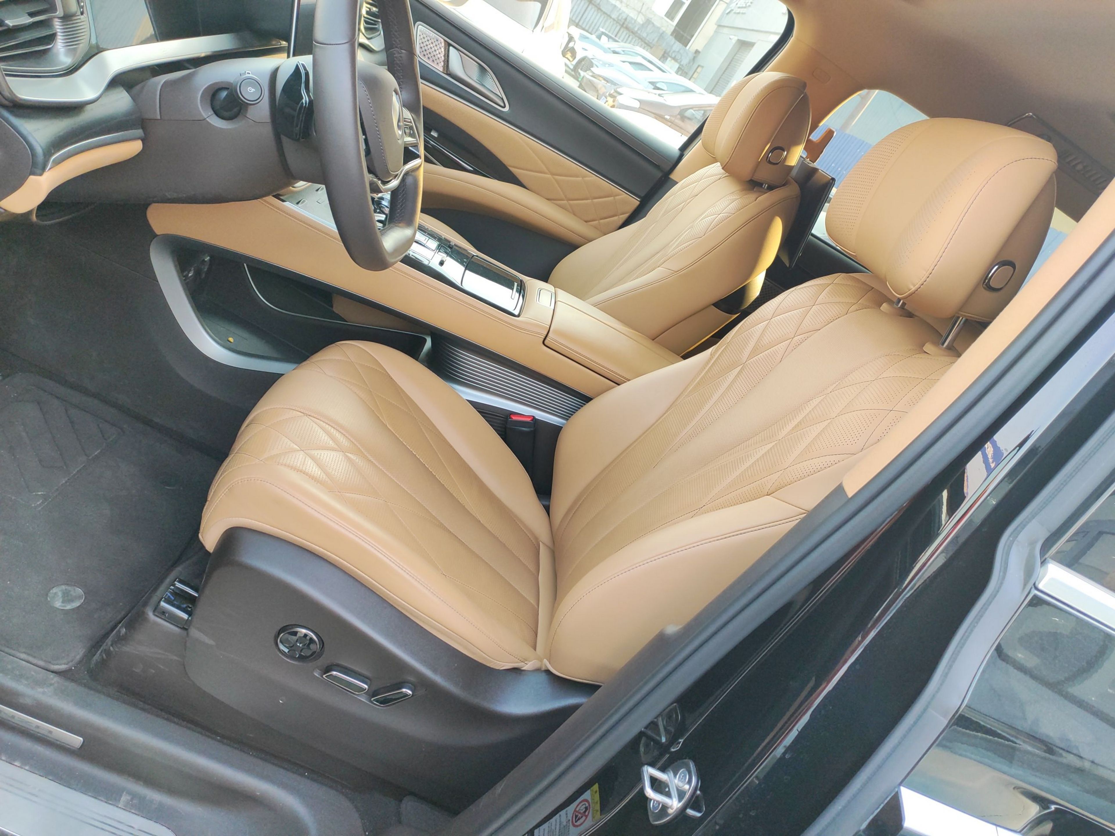 المقاعد الأمامية داخل السيارة