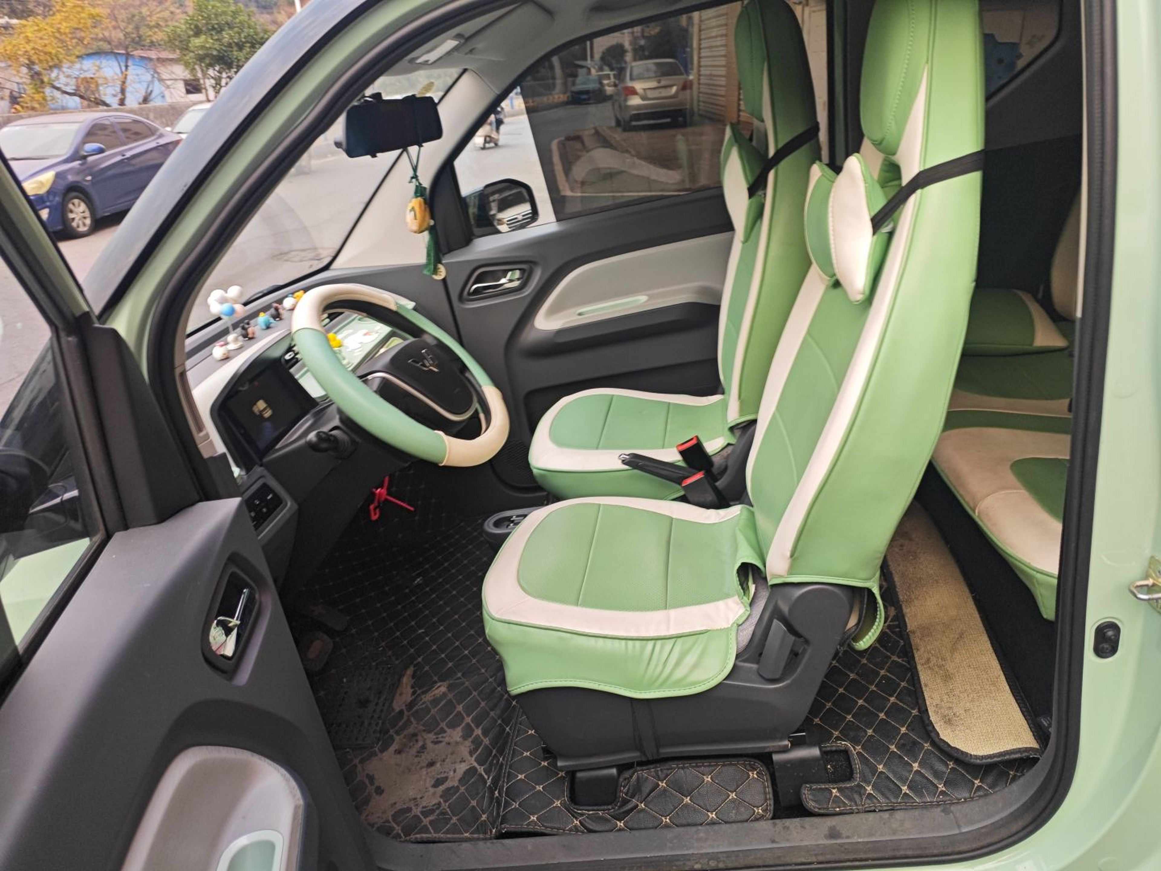 المقاعد الأمامية داخل السيارة