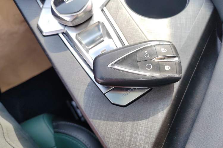 Used Changan UNI-V iDD 2024 Blue Whale Smart Electric iDD 136km Luxury Model
