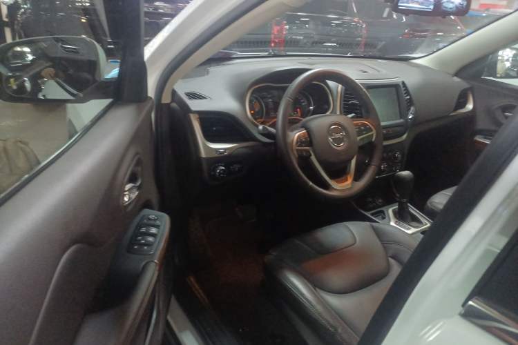 Used  Cherokee 2017 2.0L Superior Edition