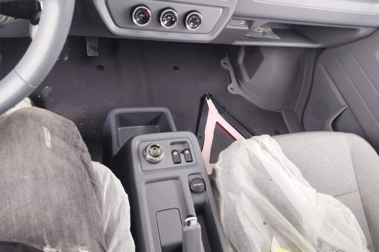 Used Wuling Yangguang 2024 300KM Comfort Version Passenger Van 75kW