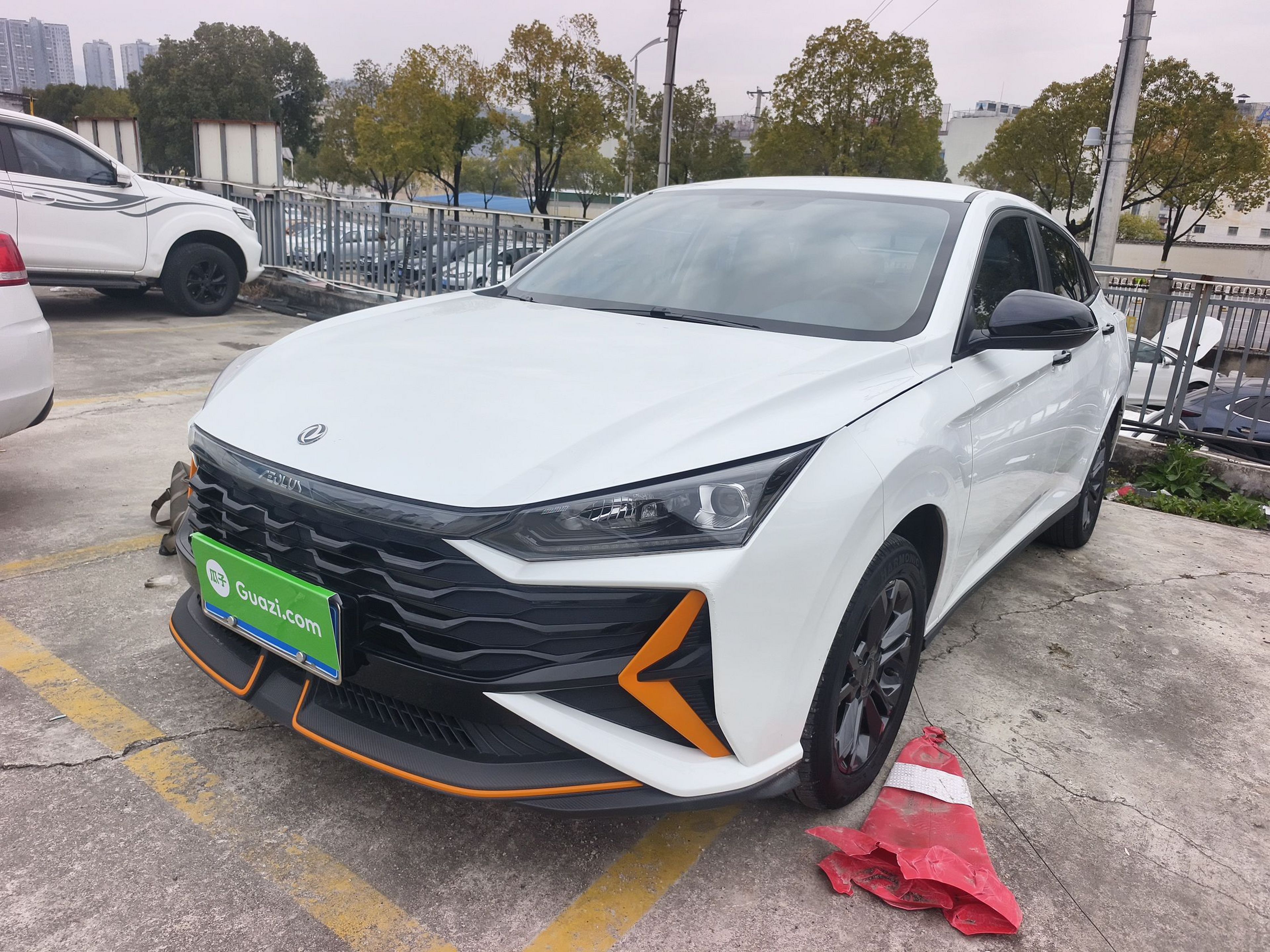 Под передней частью автомобиля