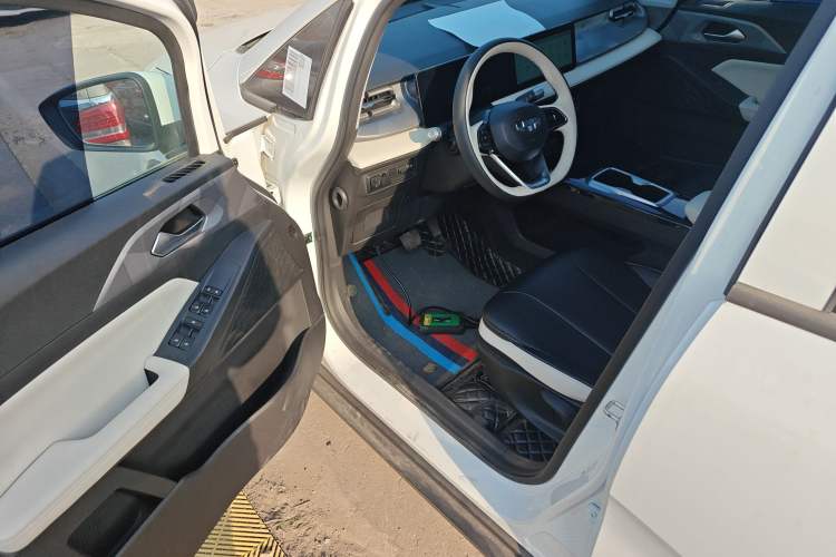 Used Geometry E Firefly 2024 401 km Fluorescent
