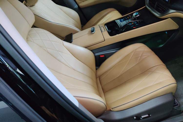 Used Denza D9 2022 DM-i 970 Four-Wheel Drive Prestige Model
