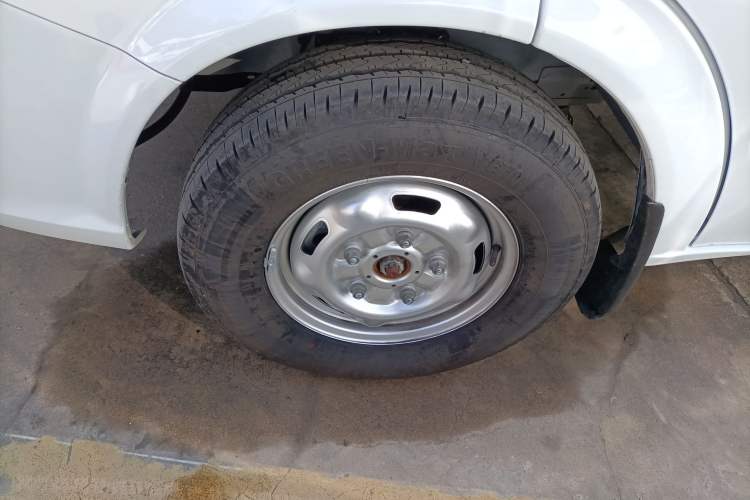 Used JMC Fushun 2023 2.0T Manual Short-Wheelbase Low-Roof Commercial Van 2/3 Seats with Lift-Up Tailgate
