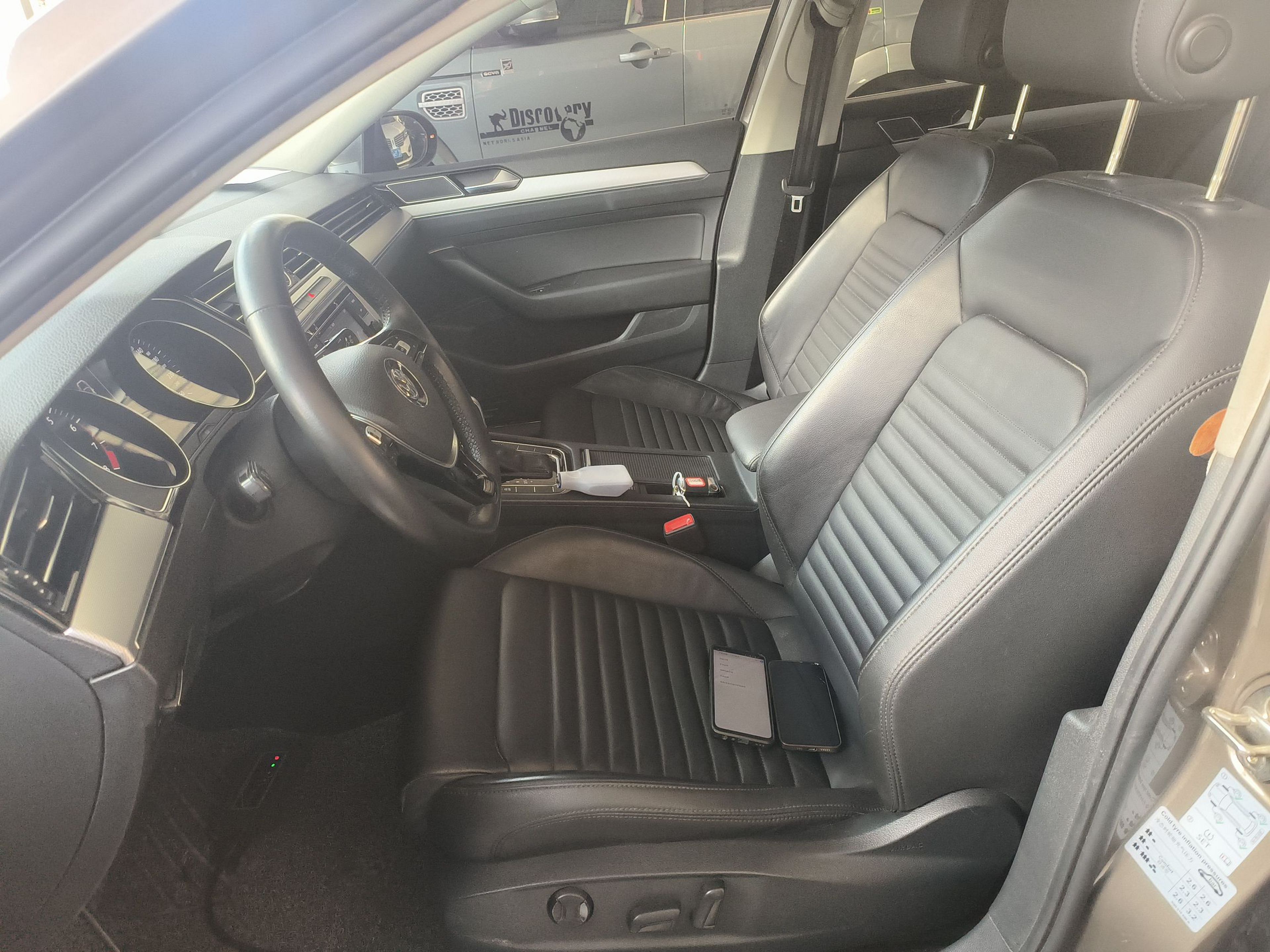 المقاعد الأمامية داخل السيارة