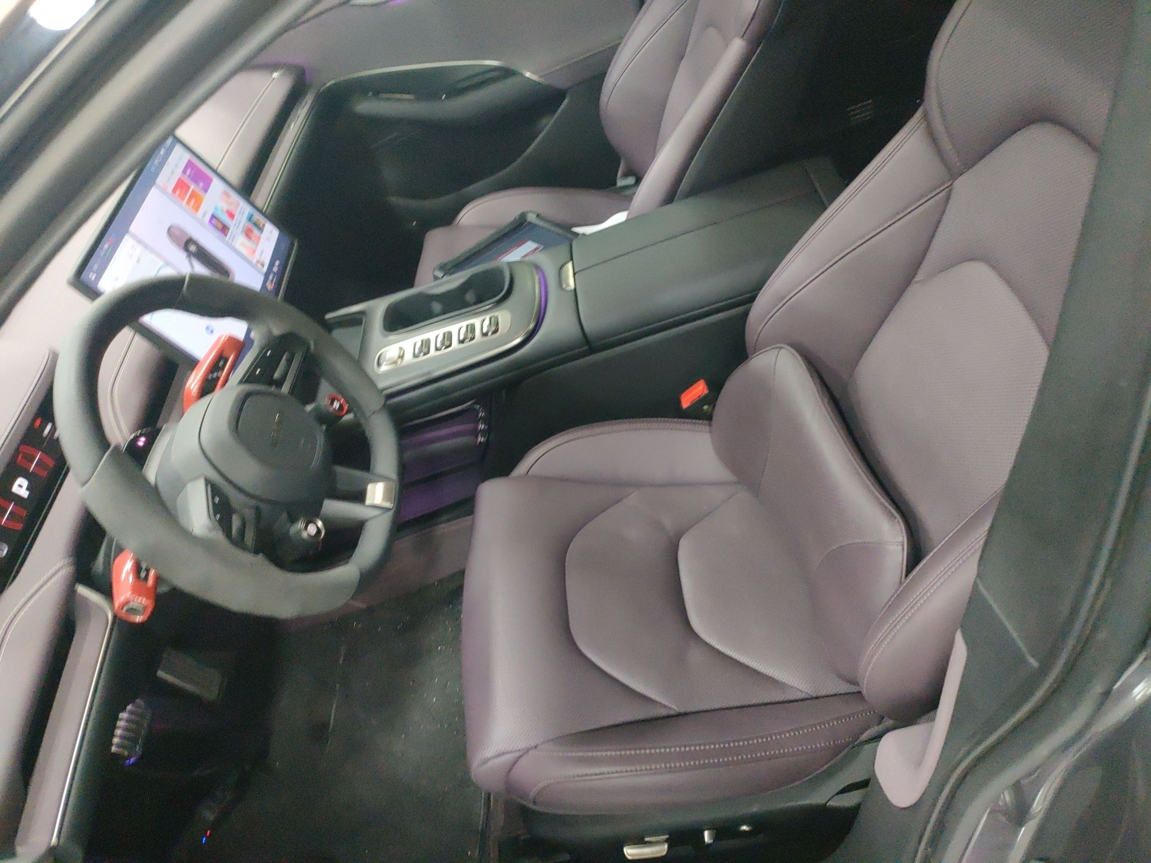 المقاعد الأمامية داخل السيارة