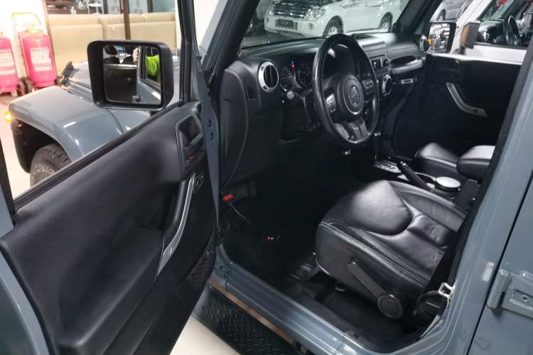 Used  Wrangler 2013 3.6L Sahara Four-Door Edition
