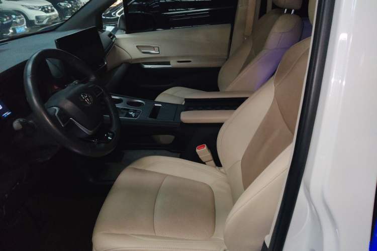 Used Toyota Sienna 2023 2.5L Hybrid Deluxe Edition
