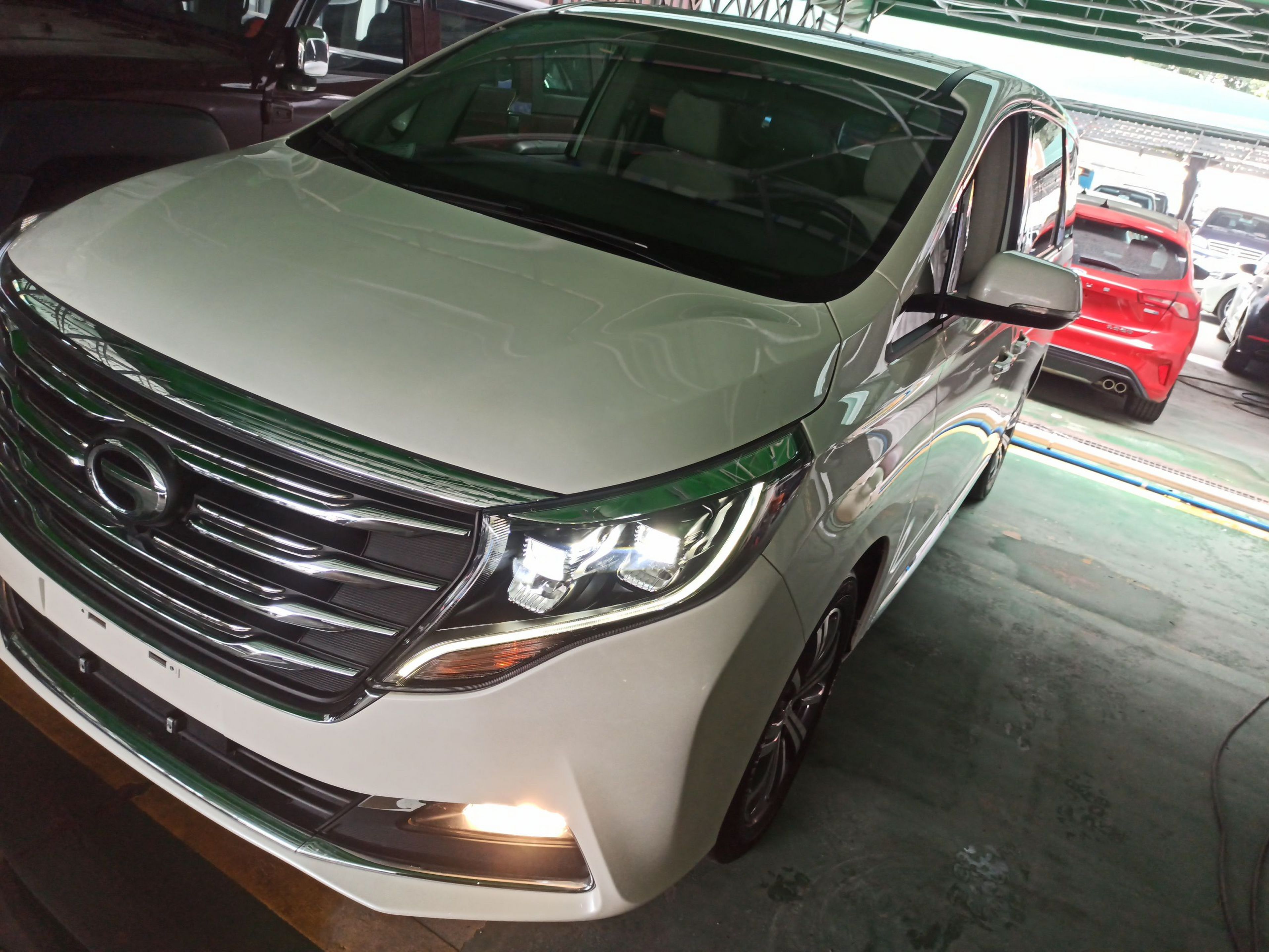 تحت مقدمة السيارة