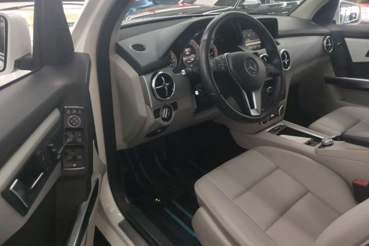 Used Mercedes-Benz GLK-Class 2013 GLK 300 4MATIC Dynamic Sunroof Model
