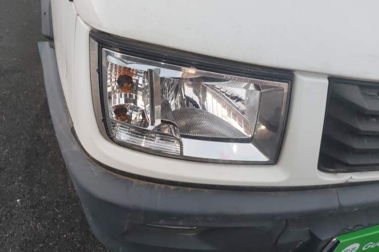 Used Iveco Daily 2021 2.5T A40 M1 Passenger Van 5-9 Seats Long Wheelbase Mid-Roof Design Dual Tires Manual Doors
