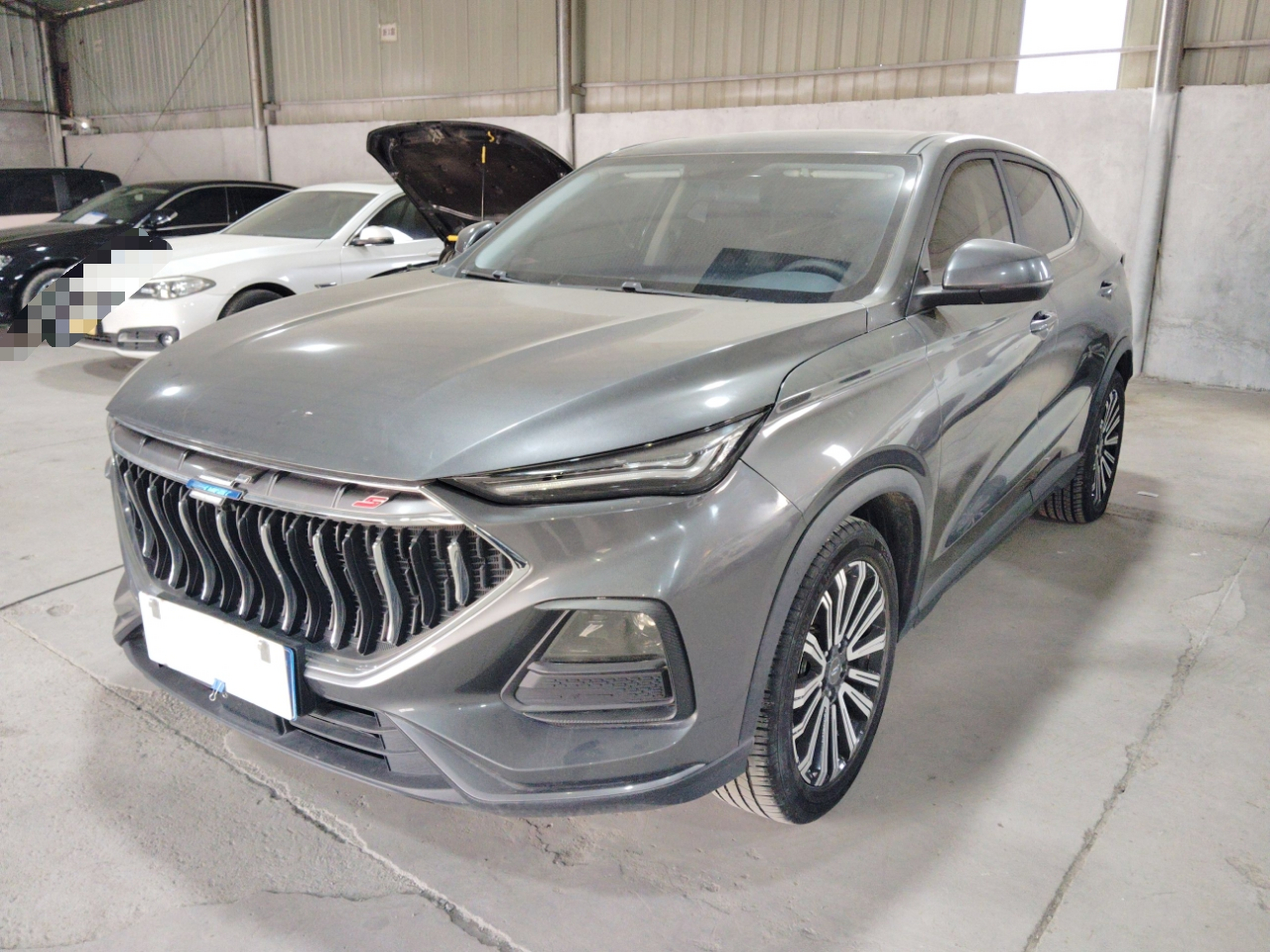 Под передней частью автомобиля