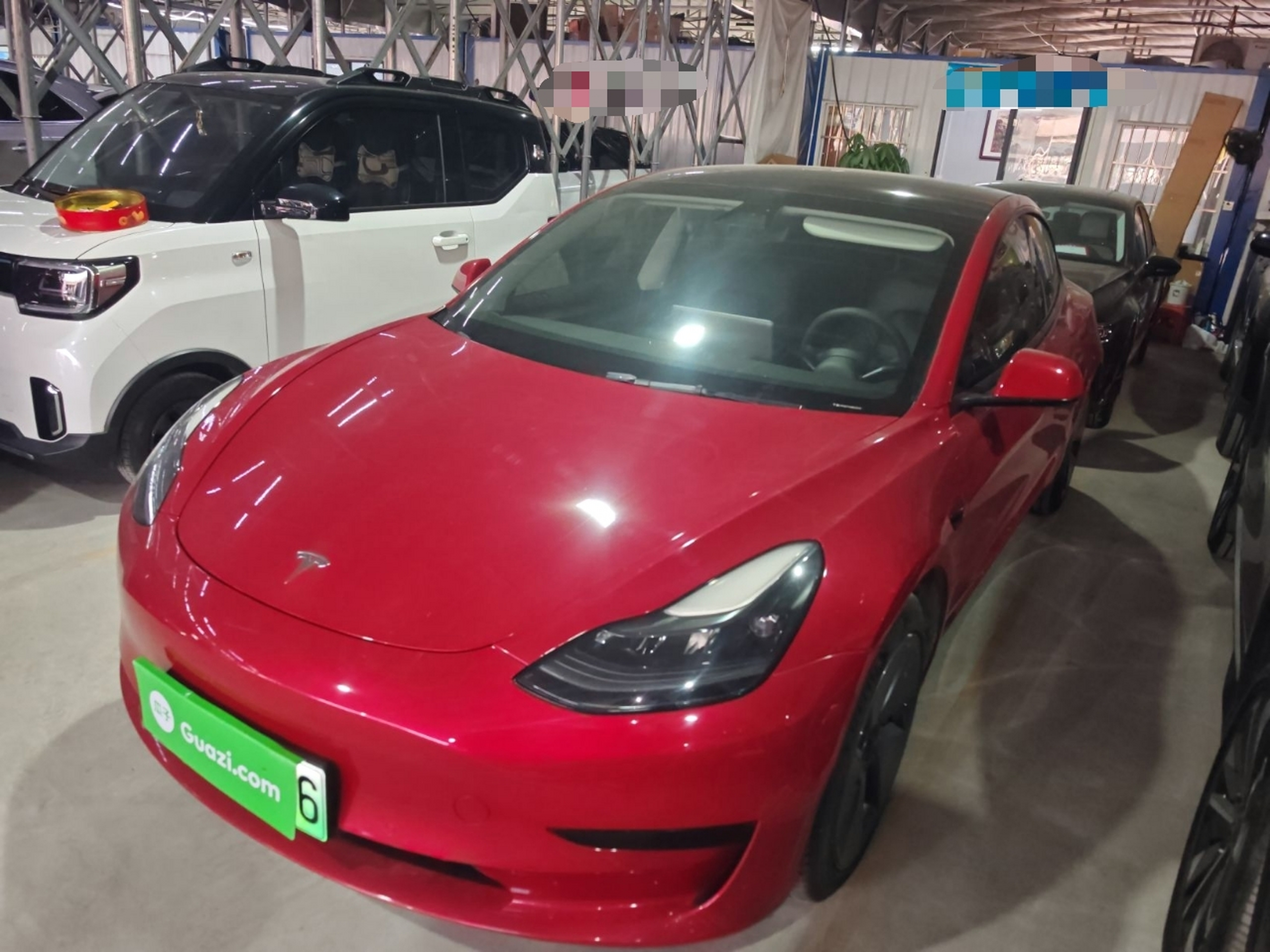 تحت مقدمة السيارة