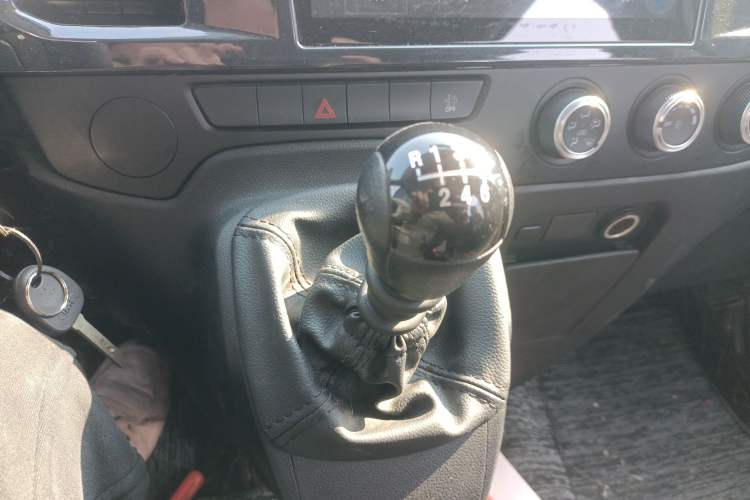 Used JMC Fushun 2025 2.0T 6MT Diesel Mid-Roof High-Arch Commercial Multi-Purpose 7-Seater Passenger Vehicle