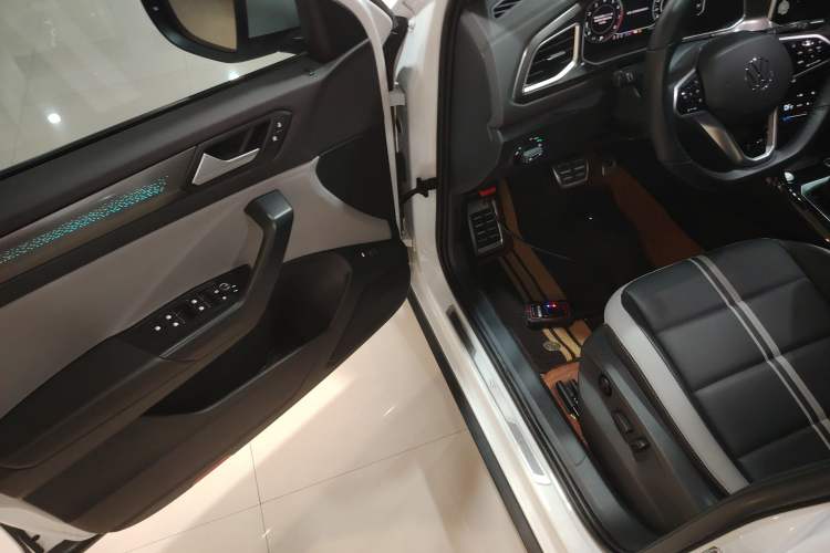 Used Volkswagen T-ROC 2023 300TSI DSG Two-Wheel-Drive Chen Guang Edition