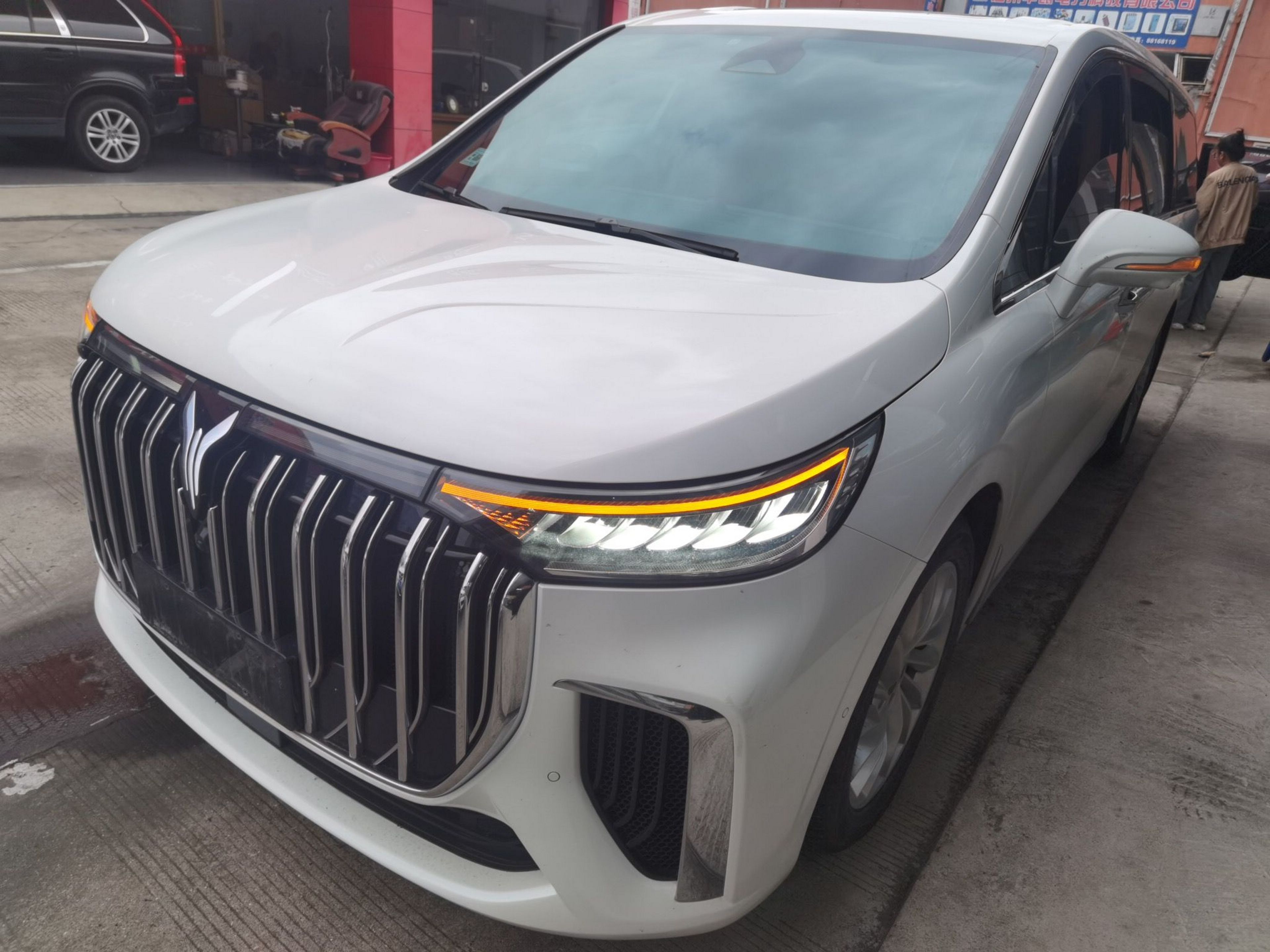 تحت مقدمة السيارة