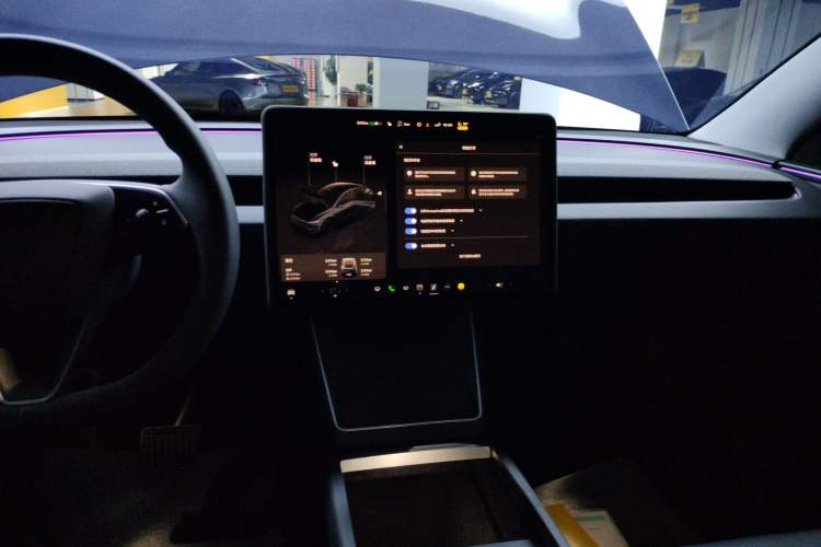 Used Tesla Model Y 2025 Long-Range All-Wheel-Drive Version
