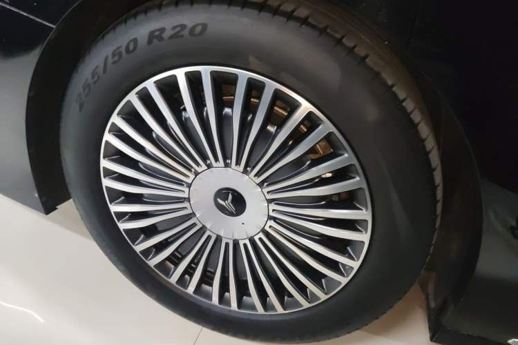 Used VOYAH Dream 2025 PHEV Four-Wheel-Drive Flagship Kunpeng Edition
