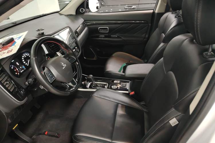 Used Mitsubishi Outlander 2019 2.4L 4x4 Zhi Xiang Edition 5 Seats China VI Standard
