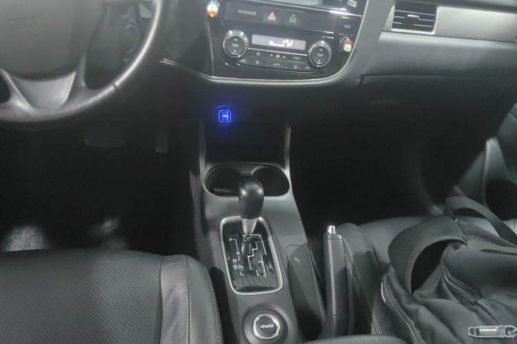 Used Mitsubishi Outlander 2013 2.4L 4x4 Luxury Navigation Edition 5 Seats
