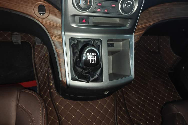 Used FORTHING Lingzhi PLUS 2021 Travel Edition 2.0L Manual Luxury 7-Seater
