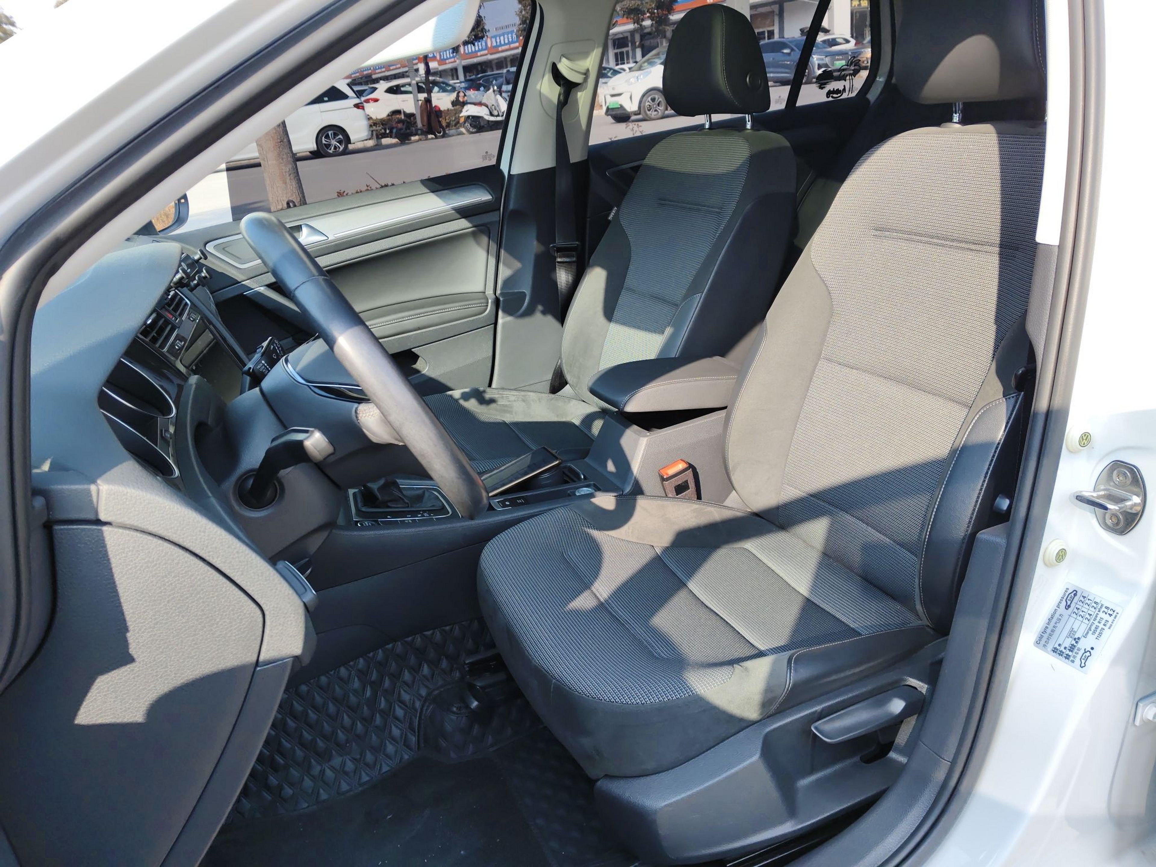 Переднее сиденье в автомобиле