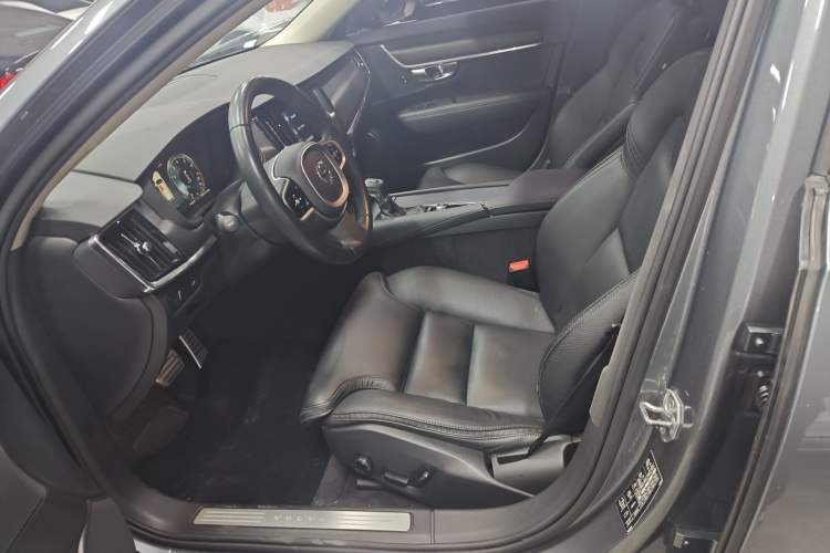 Used Volvo V90 2017 Cross Country T5 AWD Smart Range Edition