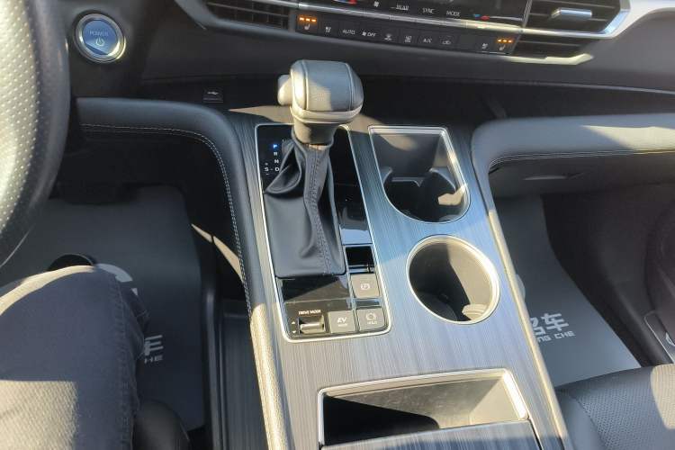 Used Toyota Sienna 2023 2.5L Hybrid Deluxe Edition