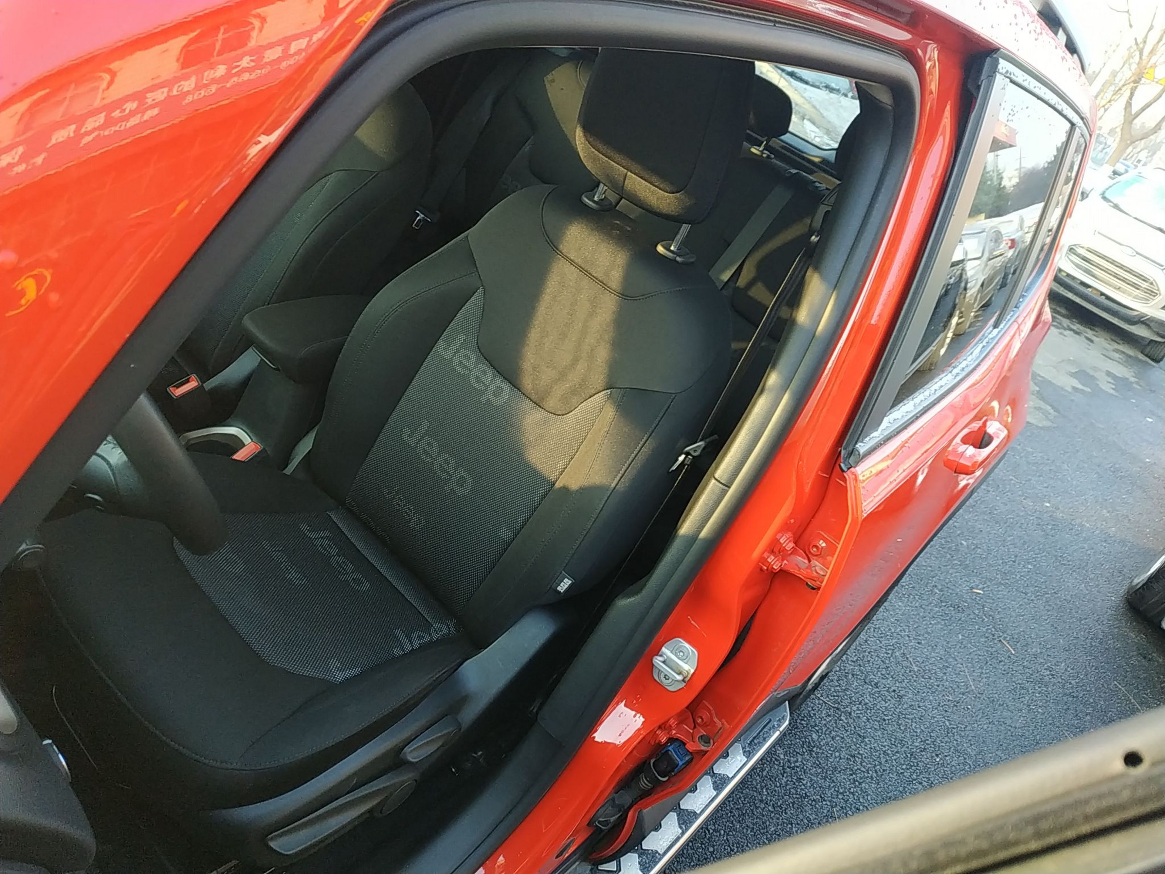 المقاعد الأمامية داخل السيارة