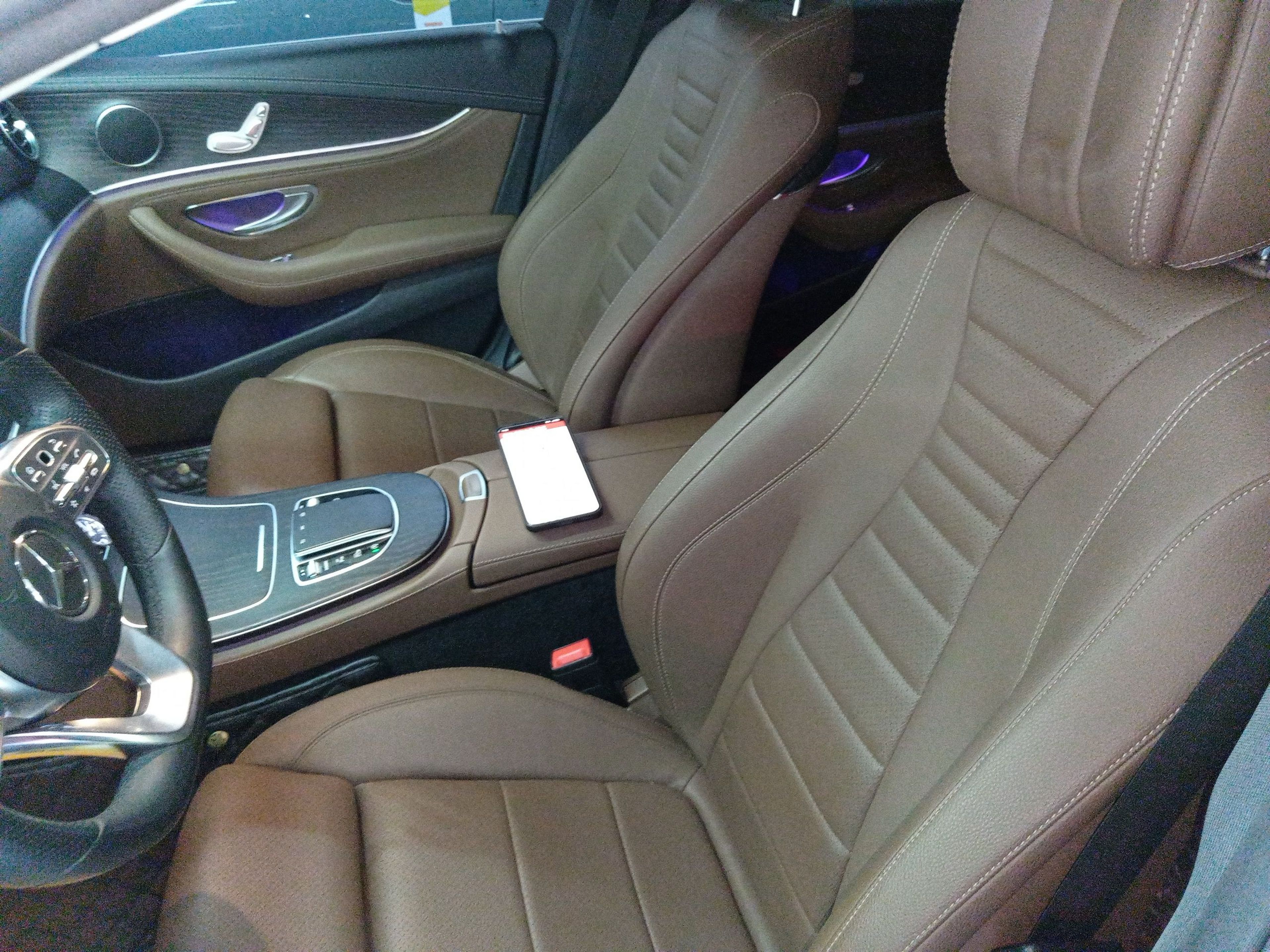 المقاعد الأمامية داخل السيارة