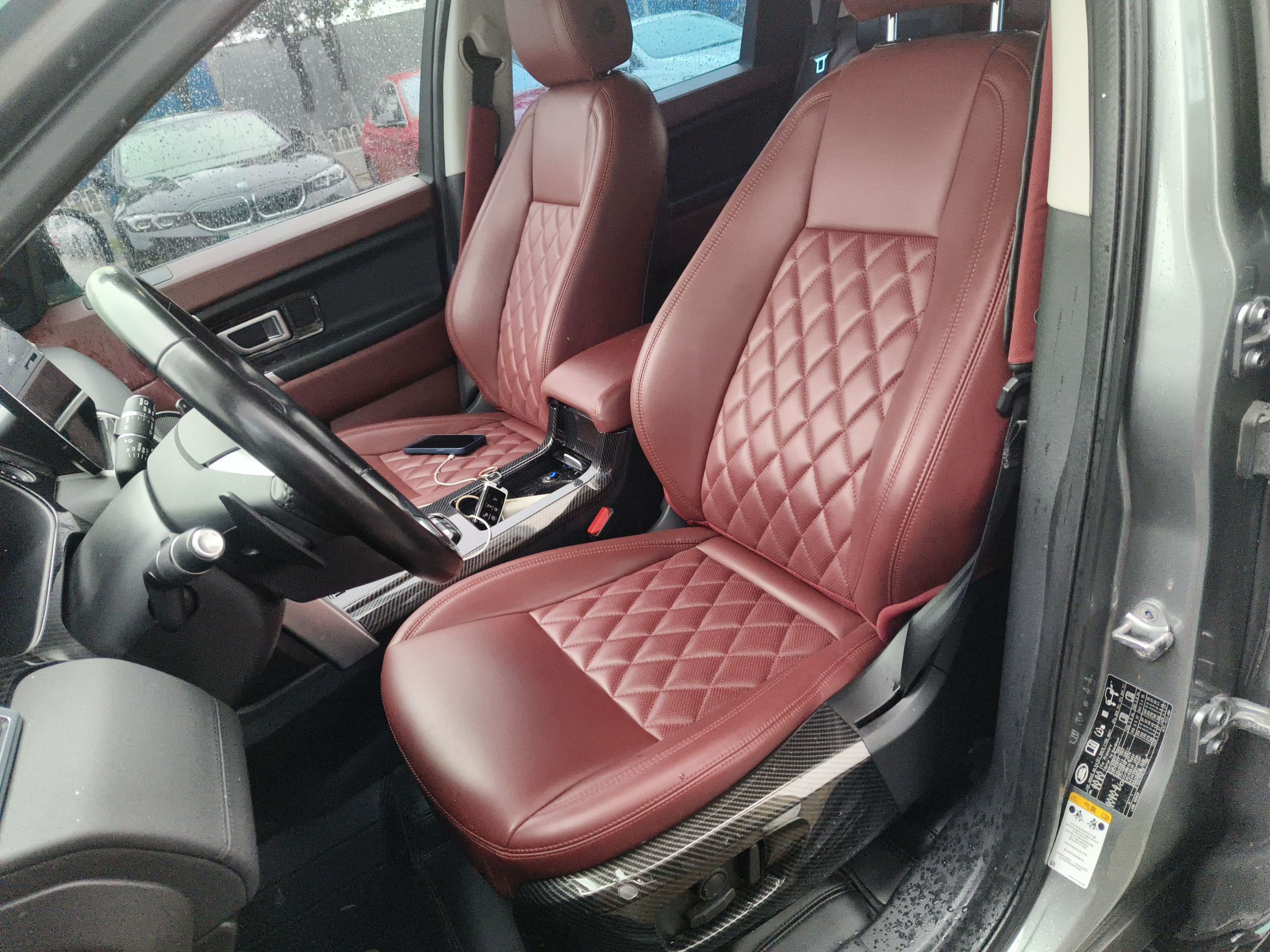 المقاعد الأمامية داخل السيارة