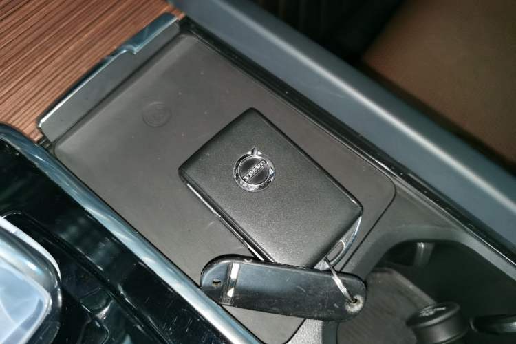 Used Volvo XC60 New Energy 2025 Plug-in Hybrid Long-Range All-Wheel Drive Smart Luxury Edition
