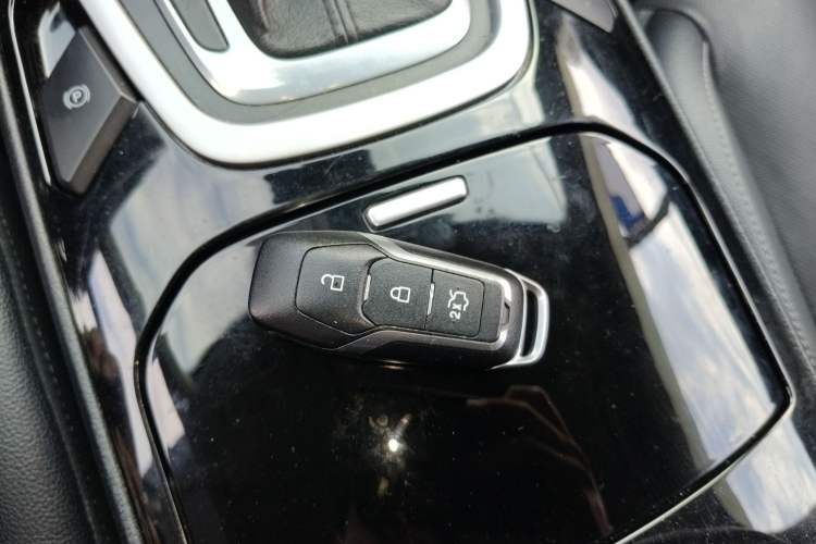 Used Ford Edge 2015 2.0T GTDi Four-Wheel Drive Prestige Model
