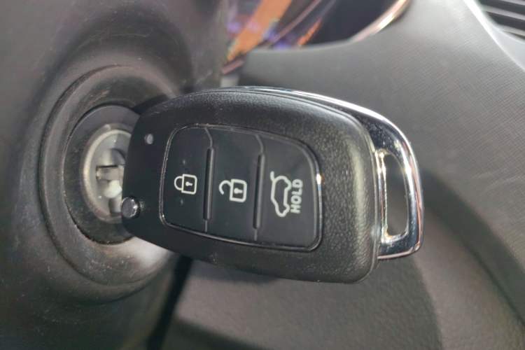 Used Hyundai Santa Fe 2013 2.4L Manual Two-Wheel Drive Comfort Version
