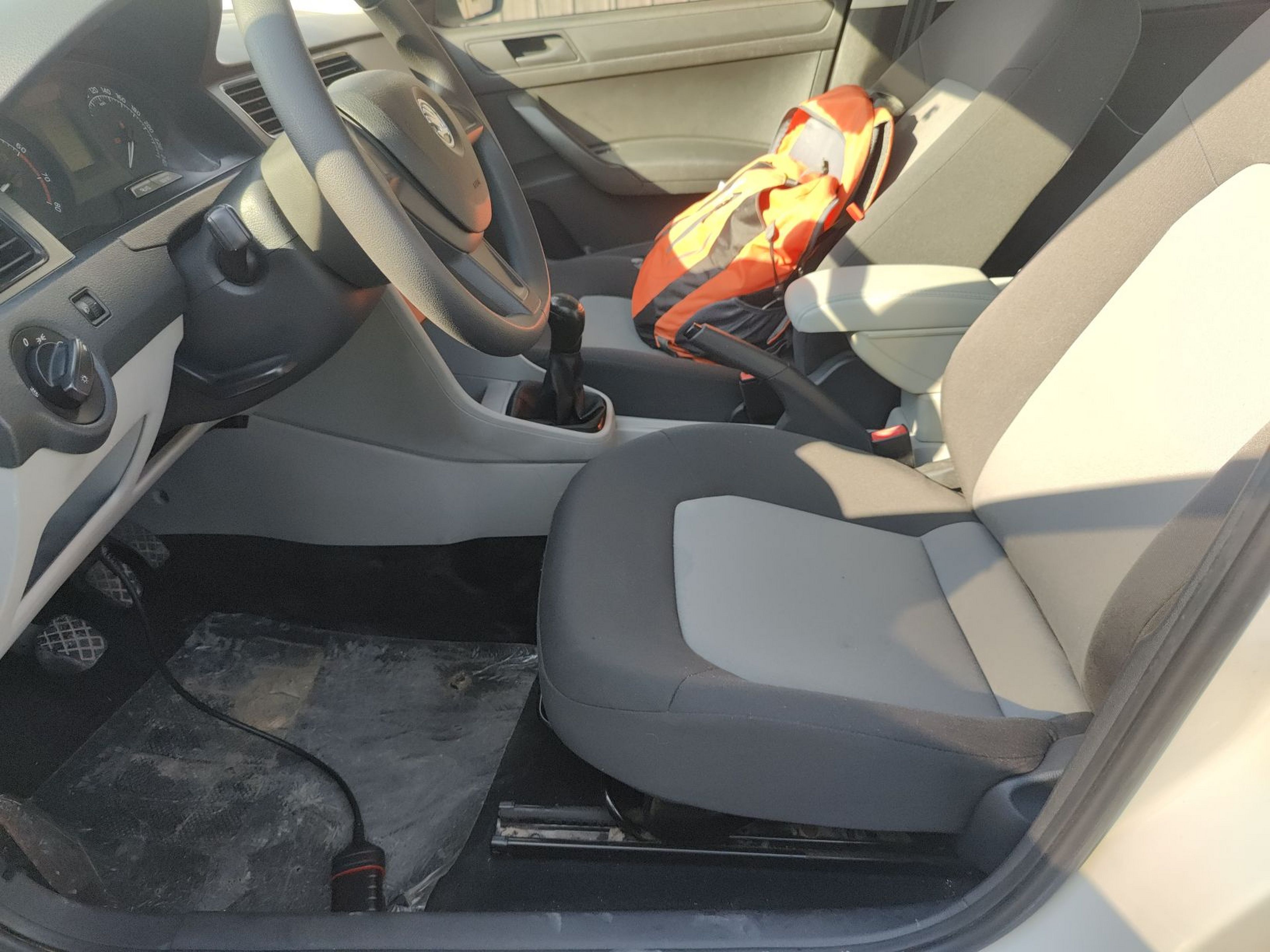 Переднее сиденье в автомобиле