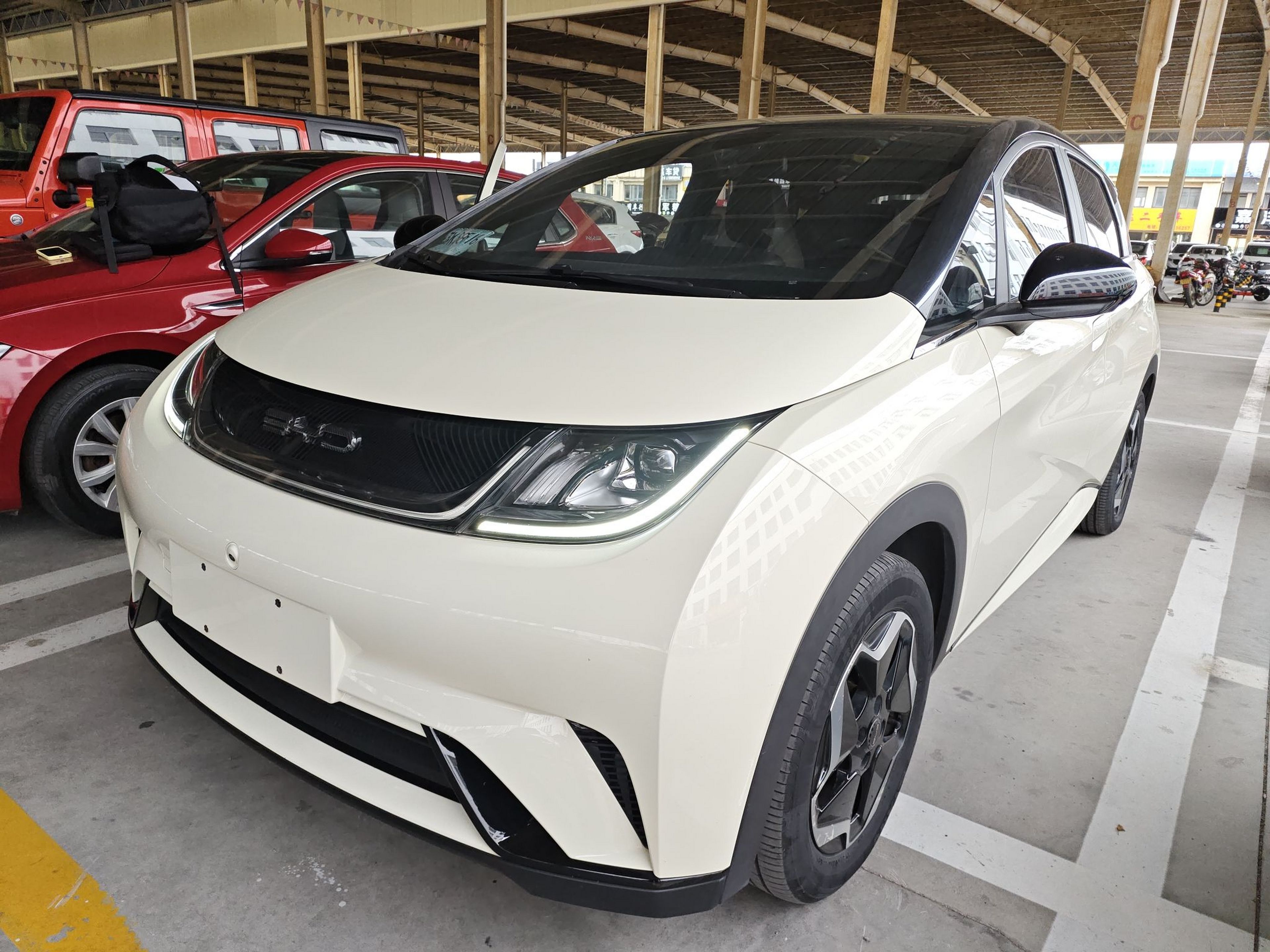 Под передней частью автомобиля