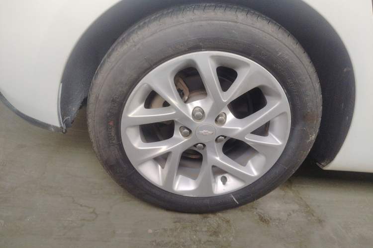 Used Chevrolet Cruze 2017 1.5L Hatchback Automatic Pioneer Sunroof Edition
