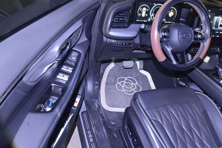 Used GAC Trumpchi GS8 2022 Linghang Series 2.0 TGDI Two-Wheel-Drive Luxury Smart Connectivity Version (7 Seats)
