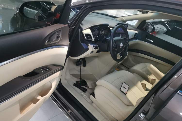 Used Buick GL8 2023 Facelifted Land Cruiser Executive Luxury Version
