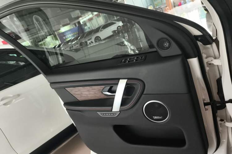 Used Land Rover Discovery Sport 2020 249 PS R-Dynamic Luxury Custom Edition
