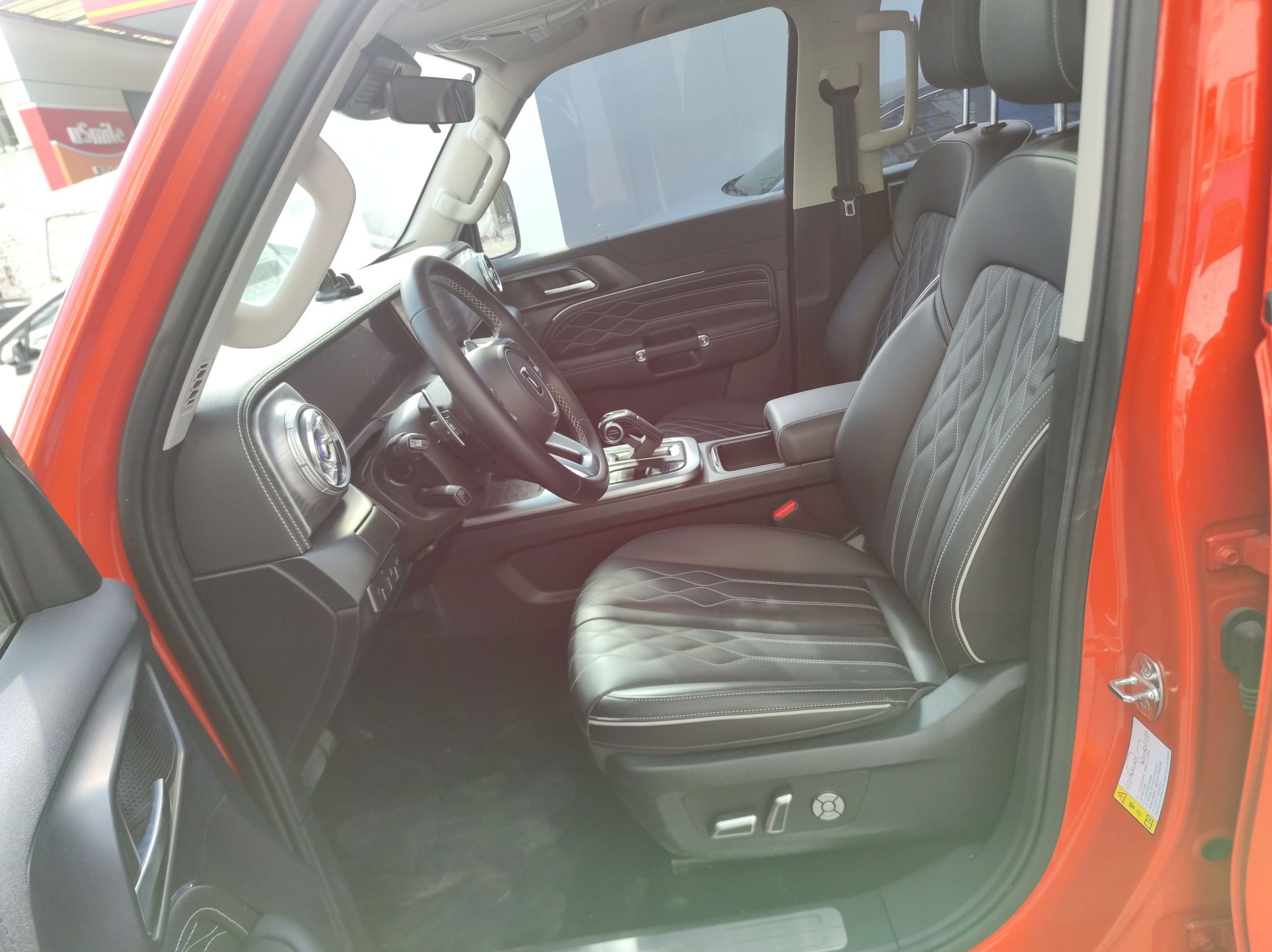 المقاعد الأمامية داخل السيارة