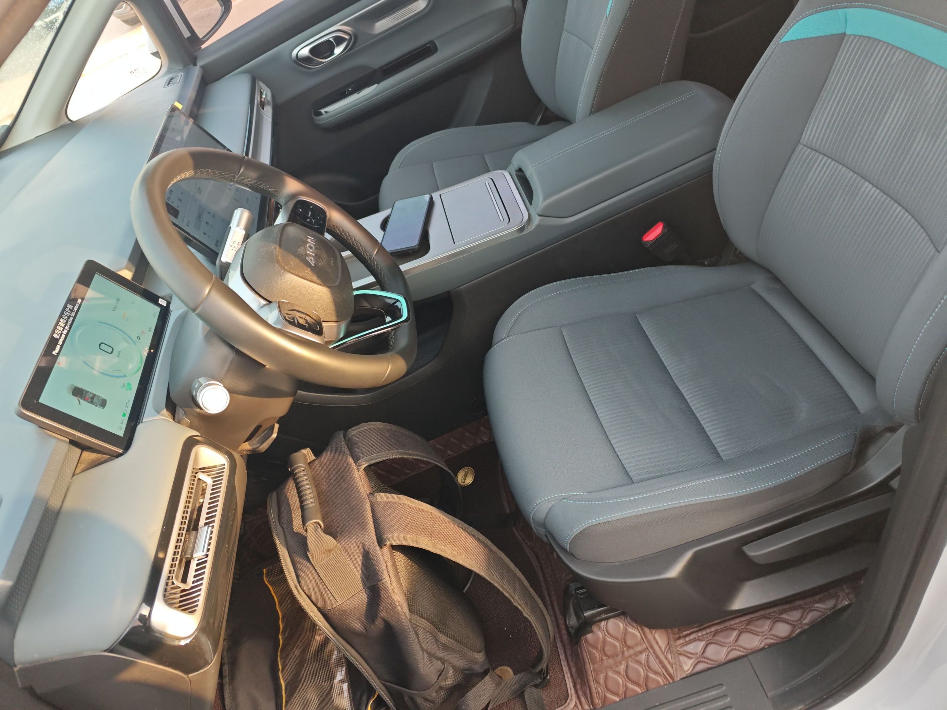 المقاعد الأمامية داخل السيارة