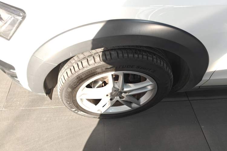 Used Audi Q5 2017 Plus 40 TFSI Comfort Model
