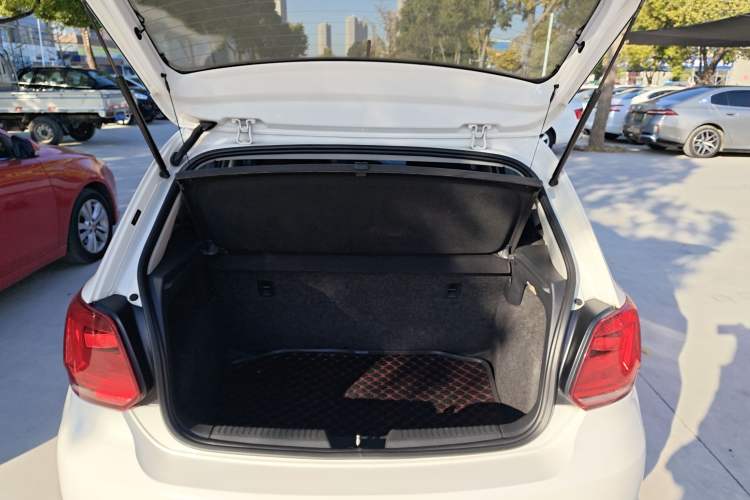 Used Volkswagen Polo 2016 1.4L Manual Fashion Model