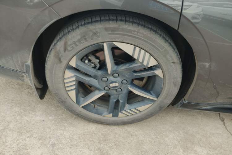 Used  E8 2024 550 km Range Rear-Wheel-Drive PRO